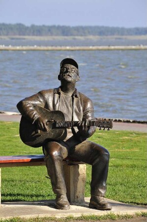 Nida (Nidden) - Gitarrenspieler als Skulptur : Die lebensechte Skulptur eines Gitarrenspielers sitzt auf einer Bank am Haff in Nida (Nidden), aufgenommen am 7. Oktober 2010