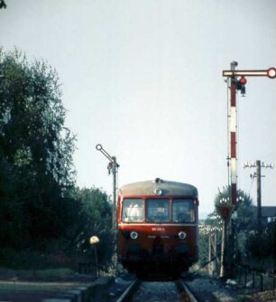 Wallerstein Bahnhofseinfahrt ETA 515 006 Bahnhofsausfahrsignal