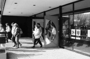 Kirchzarten: Schulzentrum; Schülergruppe geht in die Schule
