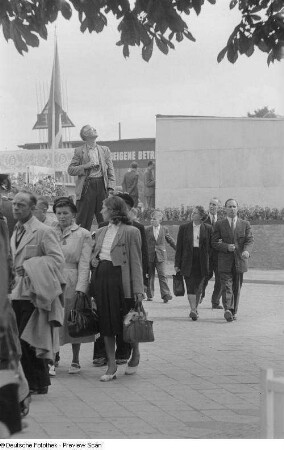 Besucher auf dem Messegelände