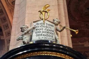 Frankreich. Alsace. Bas Rhin. Guebwiller. Eglise Notre Dame innen. Detail mit Engeln an Kanzel