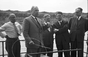 Unzhurst: Gruppe auf Ponton-Sauganlage