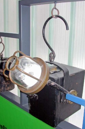 Akku-Lampe mit schwenkbarem Arm