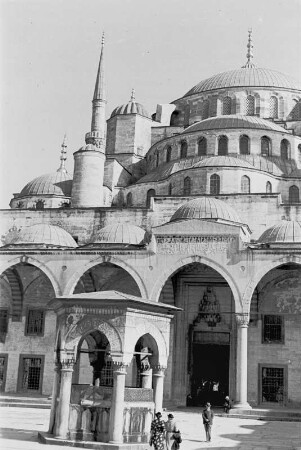 Reisefotos Türkei. Istanbul. Hagia Sophia (532-537; Anthemios von Tralleis). Teilansicht aus dem Hof mit Moscheebrunnen
