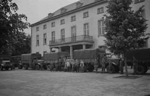 Central Collecting Point Marburg. Transportfahrzeuge der alliierten Truppen vor dem Hessischen Staatsarchiv Marburg.