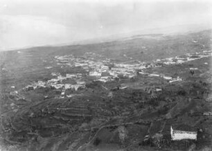 Tal : Blick über ein besiedeltes Tal. Im Hintergrund erhebt sich ein Berg