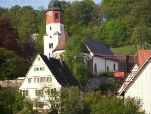 Ansicht von Ostnordosten mit Kirche (im Kern Frühromanisch) über Kirchhofmauer in im Kirchhof in erhöhter Lage am Ortsrand