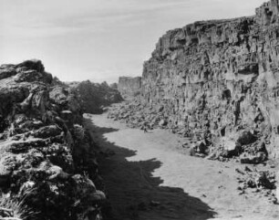 Vulkanische Erdspalte im Lavafeld von Thingvellir, Island