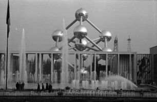 Brüssel: Springbrunnen mit Atomium