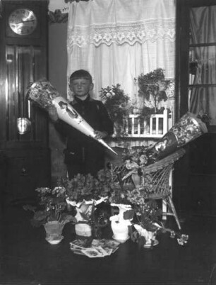 Schulanfänger mit Zuckertüten und Geschenken