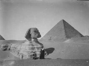 Große Sphinx von Gizeh : Ägypten. Touristin und Einheimischer vor der Sphinx von Gizeh