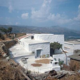 Andros, 380 km2, 12.000 Einwohner. Bauerngehöft in Musionas im südlichen Inselteil. Auf der Terrasse trocknende Feigen