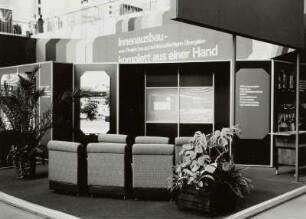 Leipzig. Leipziger Herbstmesse, 1983. Raumaufnahme mit Aufsteller und Diaschau des VEB Innenprojekt (Betrieb im VEB Möbelkombinat Berlin)