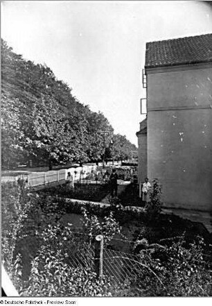 Vorgarten des Wohnhauses mit für den Fotografen posierenden Bewohnern