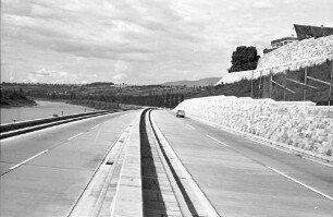 Rheinweiler: Autobahnbauwerk Doppelrampe; Ansicht von Süden mit Stützmauer