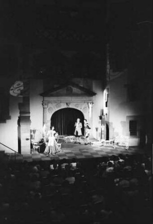 Freiburg: Rathaushof; Pierre Carlet de Marivaux: Das Spiel von Liebe und Zufall