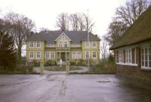 Hauptstraße 40: Barsbütteler Hof: Wohnhaus: Eingangsfront: Mittelrisalit mit Eingangsvorbau und Altan, Seitenrisaliten: davor Einfahrt und Rondell: rechts Fachwerkhaus mit Reetdach [angeschnitten], Traufseite Wohntrakt