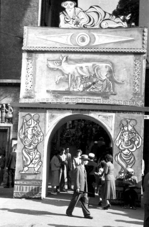 Basel (Schweiz): Barfüsserplatz; Römischer Triumpfbogen am Münsterberg