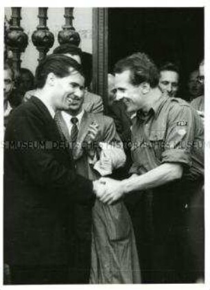 Erich Honecker begrüßt Guy de Boisson beim Deutschlandtreffen der FDJ