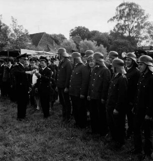 Zarpen: Amtsfeuerwehrfest des Amtes Zarpen: Schnelligkeitswettbewerb: siegreiche Freiwillige Feuerwehr Pöhls: Überreichung des Wanderpokals durch Amtswehrführer Walter David an Ortswehrführer