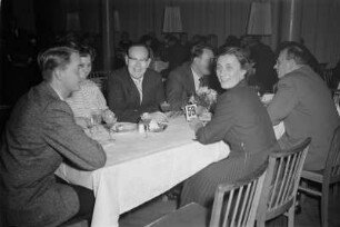 Dresden-Räcknitz, Zellescher Weg 12/14 (Willers-Bau der TH Dresden). Serie "Jahrestagung Deutsche Mathematiker-Vereinigung Dresden 1957". Mehrere Wissenschaftlerinnen und Wissenschaftler beim Imbiss an einem Tisch sitzend
