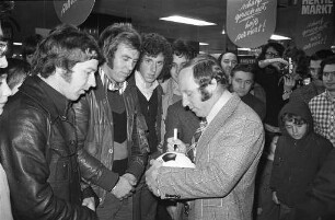 Autogrammstunde des Fußballspielers Uwe Seeler im Kaufhaus Hertie