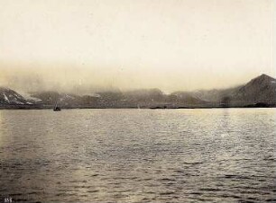 Spitzbergen. Smerenbergbucht. Blick über die Bucht mit Fischkutter zur Station des Geophysikalischen Observatorium Ebeltofthafen und einer Bergkette