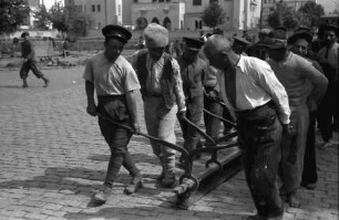 Bukarest: Arbeiter wechseln Schienen aus