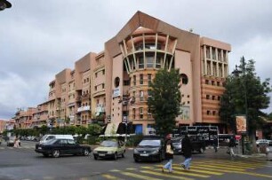 Neubauten in Marrakesch : Moderne Wohn-und Geschäftshäuser am Rande der Altstadt von Marrakesch, aufgenommen am 03.11.2008