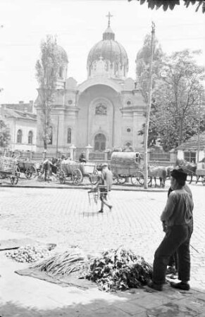 Sofia: Kirche am Boulevard Dragoman [davor Fuhrwerke, im Vordergrund Gemüsehändler]