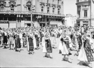Bukarest: Parade: Rumäninnen grüßen den König vor dem Schloss