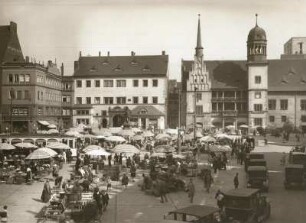 Halle (Saale). Marktplatz mit Rathaus