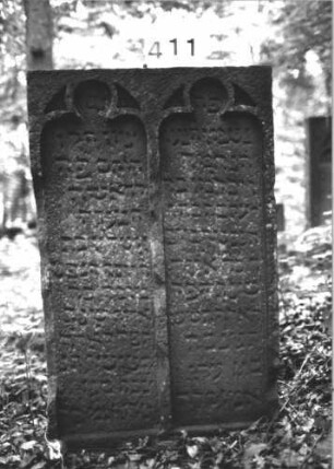 Grabstein 411 (Index: 100113467) Material: Sandstein Maße HxBxT: 109x69x11 cm Besonderheit: kulturhistorisch besonders wertvoll / hist.-wiss. Gründe (1420); - Doppelgrab / Kindergrab: Grabstein 411