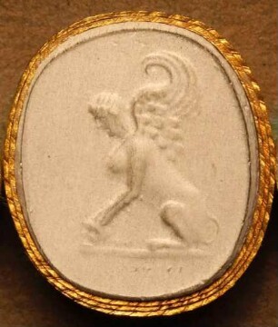 Sitzende griechische Sphinx, in den Klauen einen Schädel (Daktyliothek, Das Alterthum nach Lippert und Visconti)