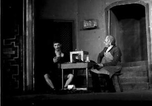 Carows Lachbühne: Erich Carow in "Ein alter Flickschuster"; Erich Carow und Meister (F. Sieg) im Gespräch (mit Topf)