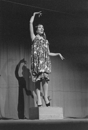 Szenenbilder aus "Blick zurück nach vorn", Kabarett "Die Distel" Berlin. Mit Gerd E. Schäfer, E. Schall u. a. Berlin, 29.08.1958 (Jubiläumsvorstellung, Premiere 28.08.1958)