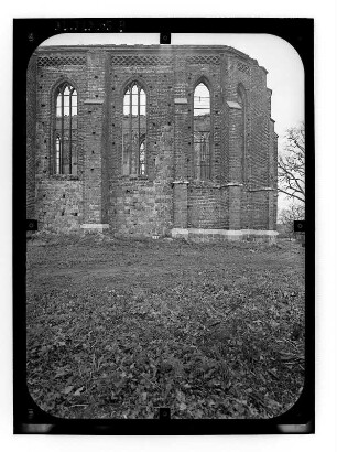 Müncheberg. Ruine der Stadtpfarrkirche St. Marien (Restaurierung 1991-1996). Chor von Süden