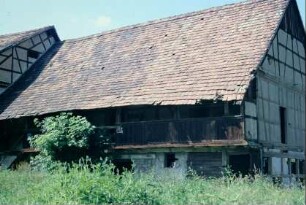 Fachwerkscheune mit Laubengang, zerfallend