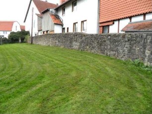 Diemerode-(Evangelische Kirche) - Kirchhof im Norden mit Kirchhofmauer (Basis der einst wehrhaften Kirchhofmauer) in übersichtlichem Verlauf nach Westen