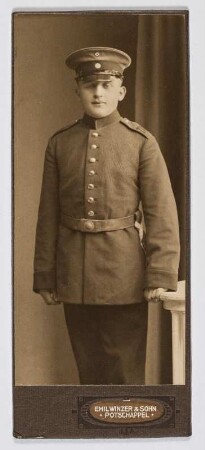 Porträt eines jungen Mannes in Uniform : Porträt eines jungen Mannes in Uniform