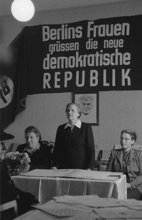 Verabschiedung einer Delegation des Demokratischen Frauenbundes Berlin mit Wilhelmine Schirmer-Pröscher, Elli Schmidt, Roberta Grupa und Eva Schmidt-Kolmer zum Kongress der Internationalen Demokratische Frauenföderation (IDFF) in Moskau : Gruppenporträt mit Elli Schmidt, Roberta Grupa und Eva Schmidt-Kolmer (von links nach rechts)