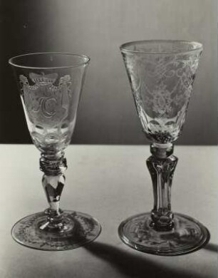 Rechts: Glaspokal mit sächsischem Wappen, rechts: Pokal mit Ornamenten