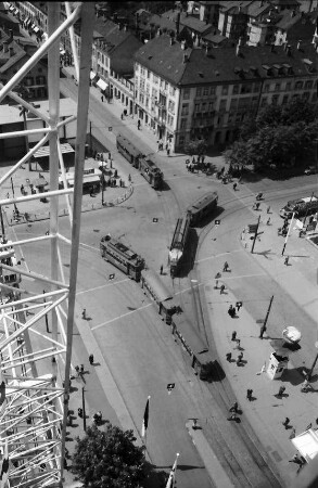 Basel: Messeplatz mit Trams, von oben