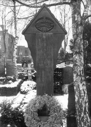 Grabmal für Luise Barlach : Grabmal für Luise Barlach. Eichenholz, geschnitzt; H. 190 cm (1921; E. Barlach). Güstrow, Friedhof