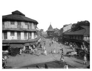 Bombay (Indien). Geschäftsstraße mit Passanten