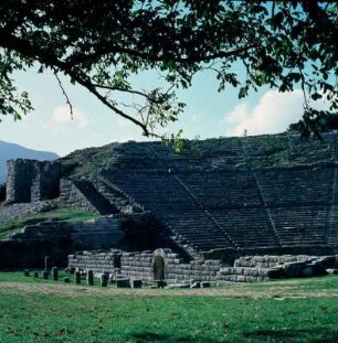 Theater, Dodona : Dodona. Theater. Im Theater, Anfang 3. Jh. v. Chr., Höhe 24 m, Durchmesser 49 m, 15.000 Zuschauer. König Pyrrhos von Epiros