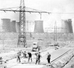 Großbaustelle des VEB Kraftwerk Thierbach mit VEB BKK Espenhain im Hintergrund