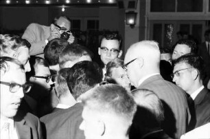 17. Tagung 1967 Chemiker; Maikäferrede: Lord Alexander Todd of Trumpington umgeben von Studenten