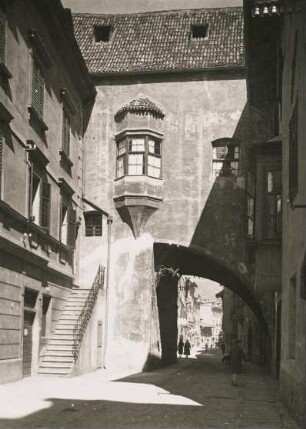 Bozen. Südtirol. Italien. Häuserzeile in der Dr.-Josef-Streiter Gasse. Hier der Eingang zum Haus Nr. 22