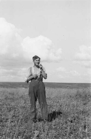 Zweiter Weltkrieg. Frontbilder. Sowjetunion. Angehöriger der deutschen Wehrmacht vor ebener Landschaft